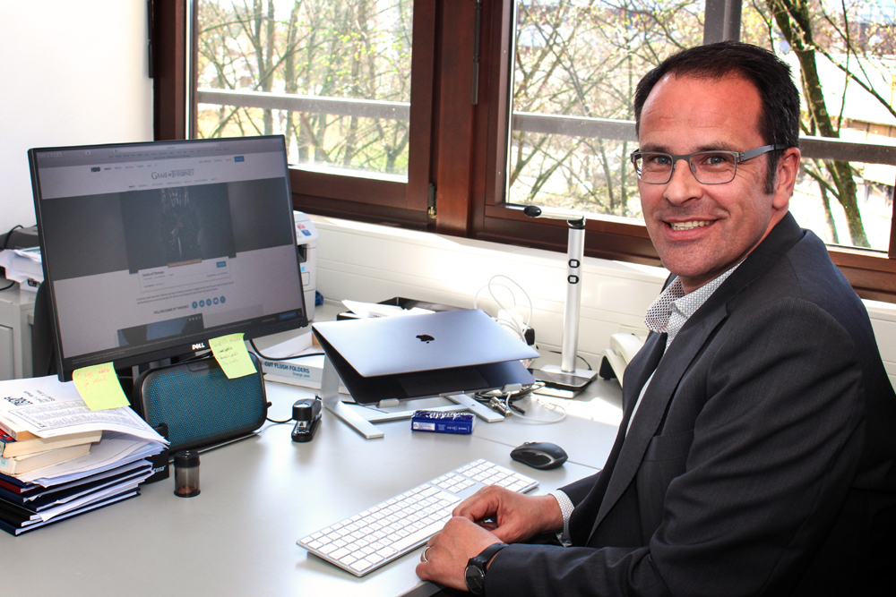 Prof. Dr. Ralf Adelmann an seinem Schreibtisch.