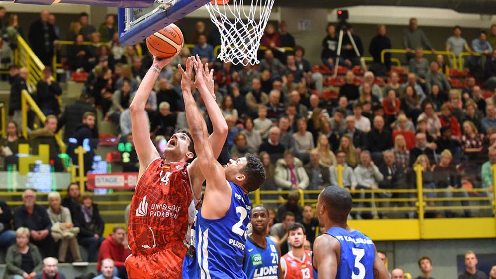 Zwei Basketballer am Korb