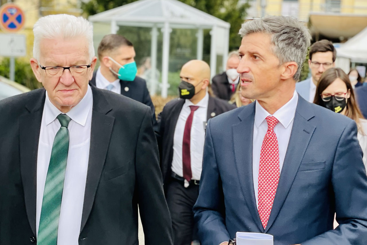 Ministerpräsident Winfried Kretschmann im Gespräch vor Ort mit Prof. Dr. Frederik Wenz