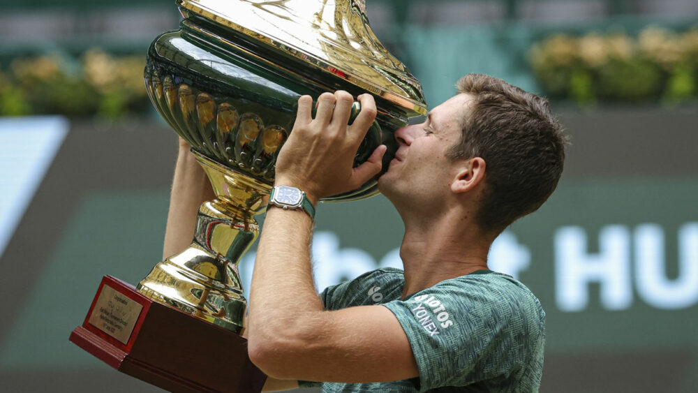 Hubert Hurkacz küsst den Pokal