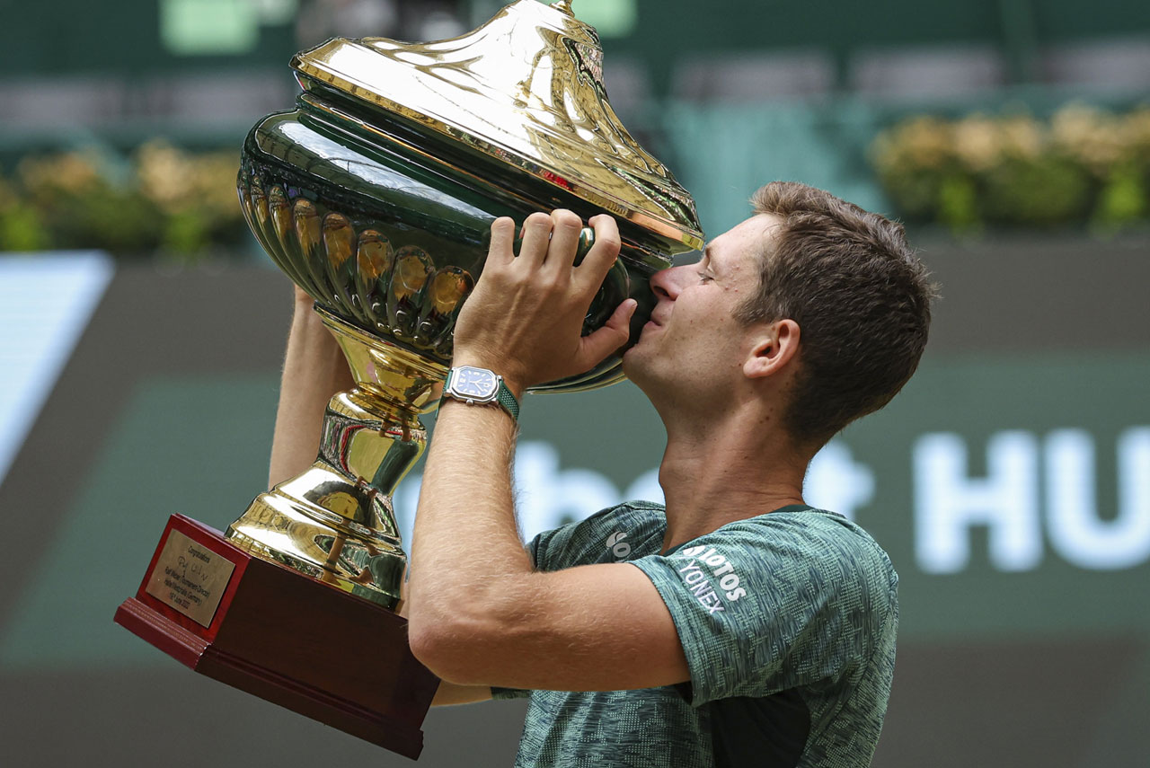 Hubert Hurkacz küsst den Pokal