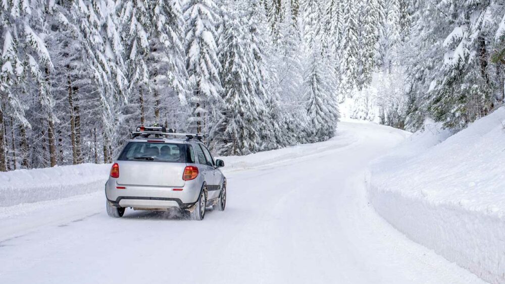 Auto auf verschneiter Strasse